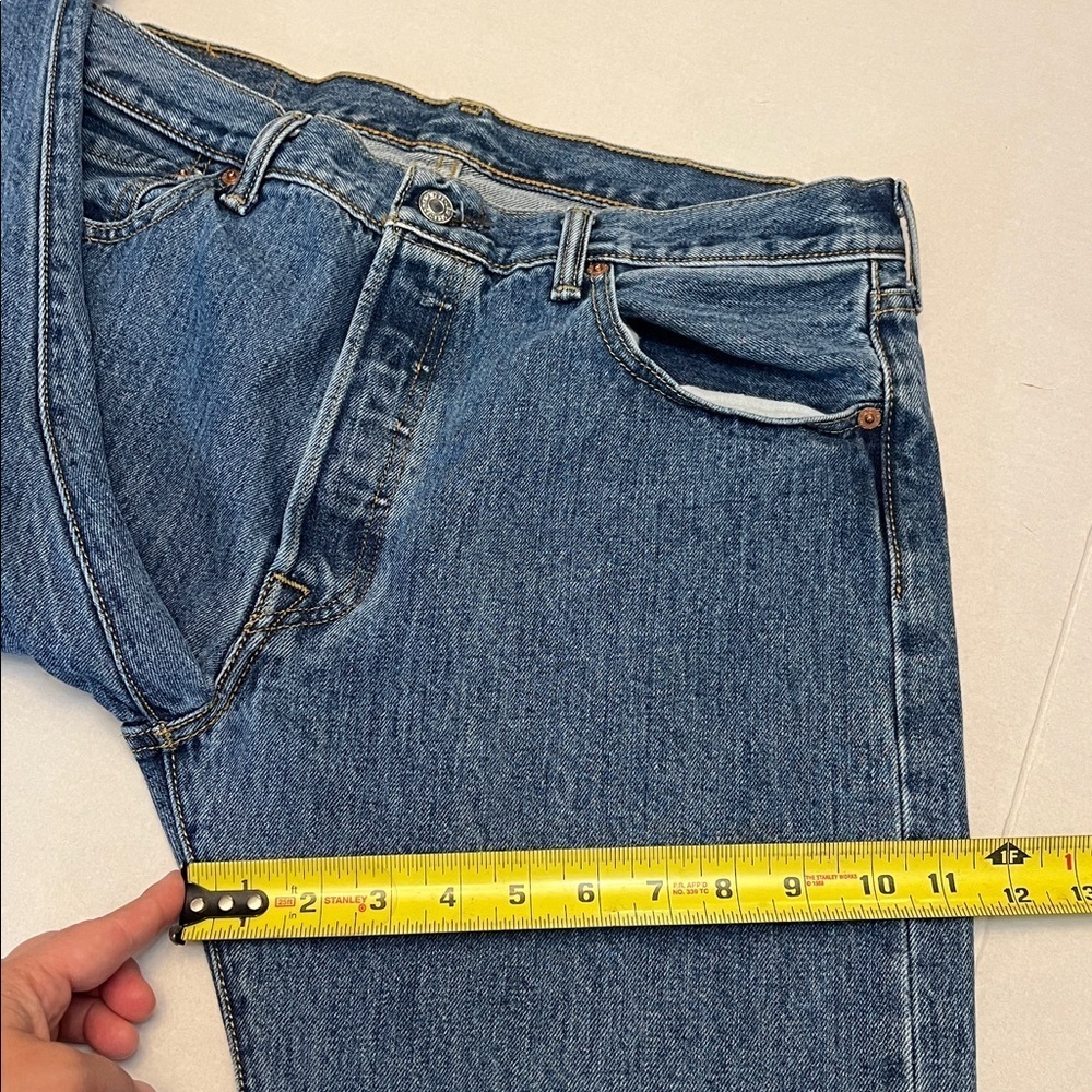 LEVI’S 501 MENS MEDIUM WASH STRAIGHT LEG JEANS 34x29 - Picture 13 of 16